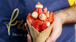 Vitrine de glaces artisanales chez Unico Glacier à Lyon